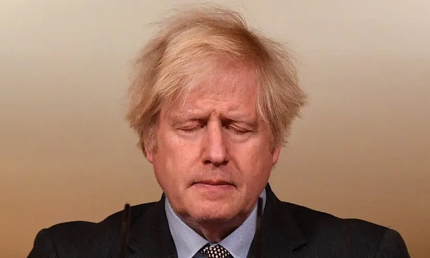 Thủ tướng Anh Boris Johnson tại một buổi họp báo tại London năm ngoái. Ảnh: NY Times.