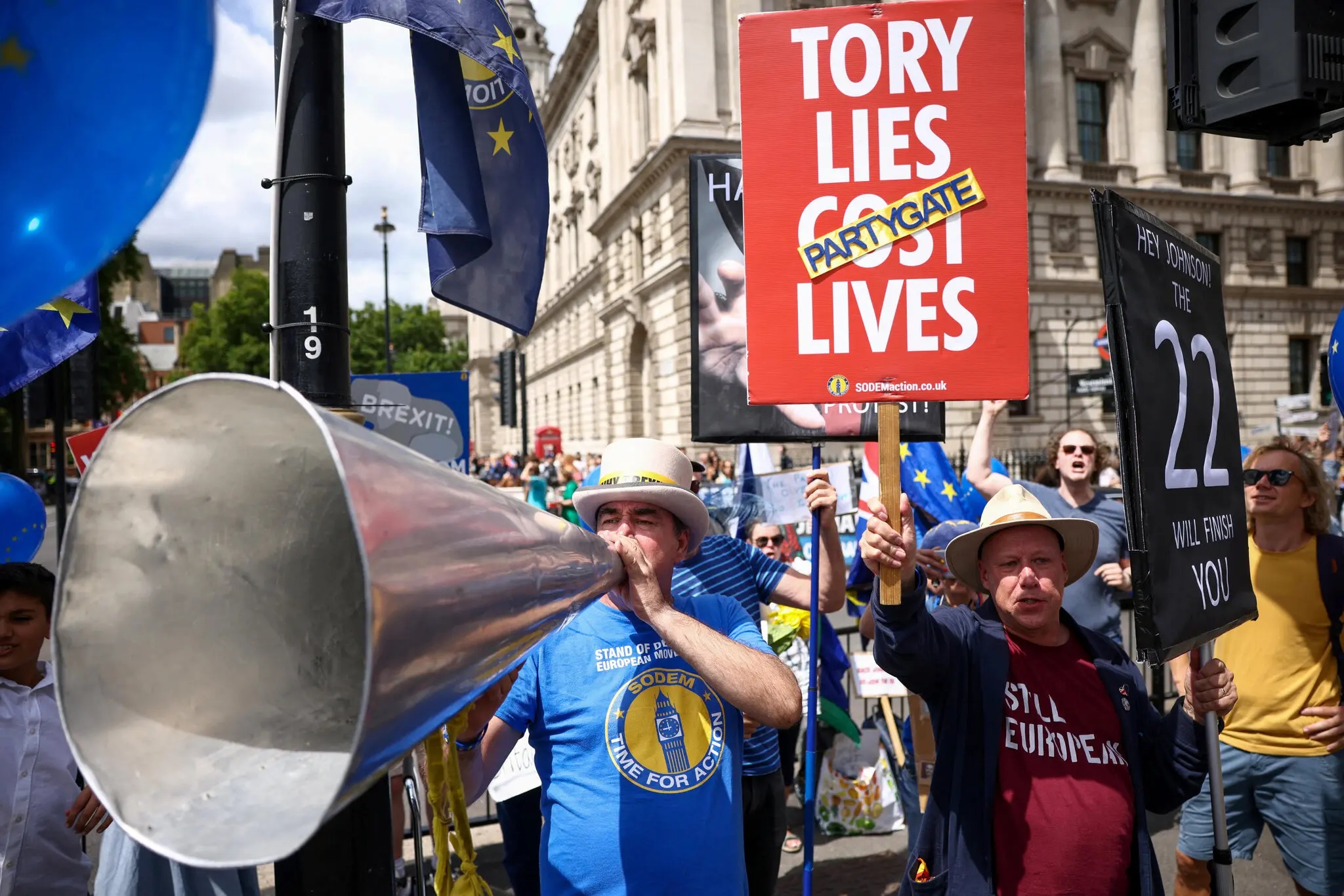 Biểu tình phản đối Thủ tướng Boris Johnson và đảng Bảo thủ tại London, Anh hôm 6/7. Ảnh: Reuters.