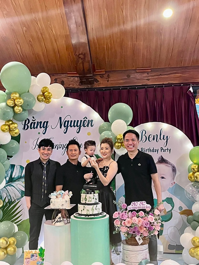 Sao Việt 24h: Con trai thứ 4 mới sinh của Bằng Kiều và bạn gái xinh đẹp lần đầu lộ mặt bên bố mẹ - 1