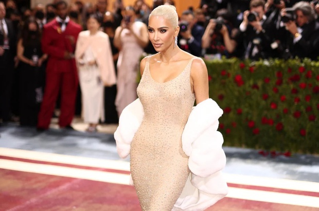 Kim Kardashian bị tái phát bệnh nghiêm trọng vì ép cân để mặc vừa váy của huyền thoại Marilyn Monroe - Ảnh 2.