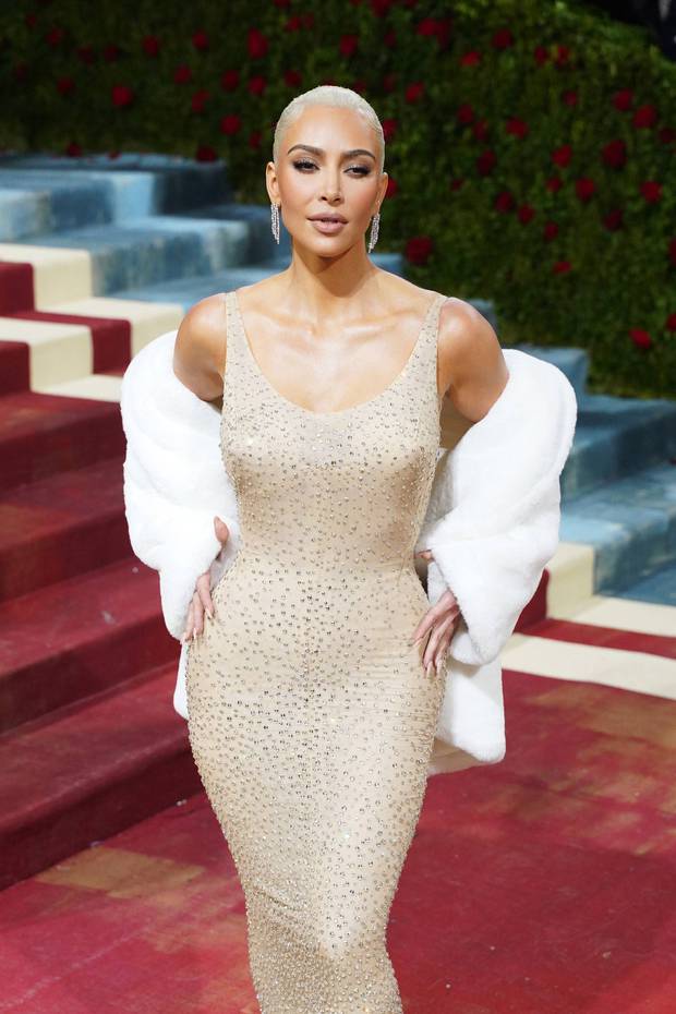 Kim Kardashian bị tái phát bệnh nghiêm trọng vì ép cân để mặc vừa váy của huyền thoại Marilyn Monroe - Ảnh 3.