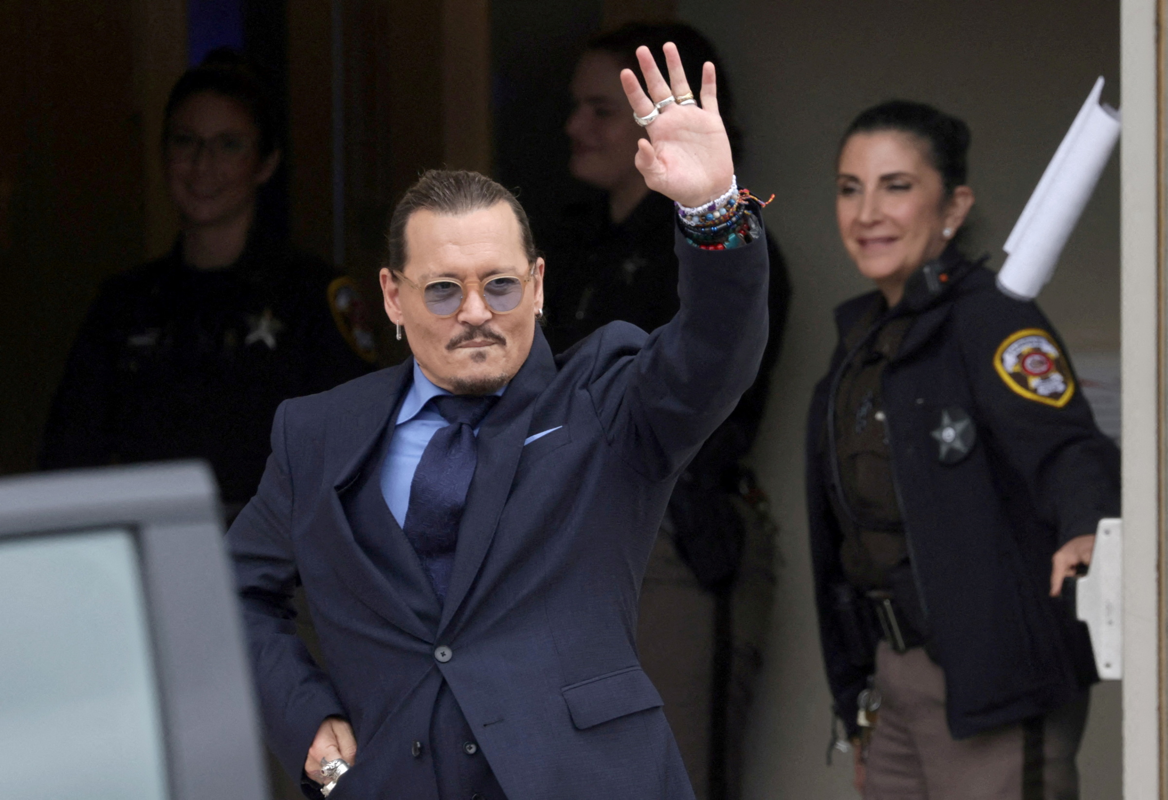 Johnny Depp (trái) tại phiên tòa ở Fairfax (Mỹ) hồi tháng 5. Ảnh: Reuters