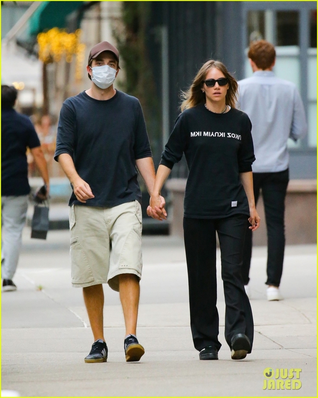 Robert Pattinson giảm cân rõ rệt khi đi mua sắm cùng bạn gái xinh đẹp - Ảnh 1.