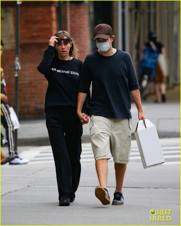Robert Pattinson giảm cân rõ rệt khi đi mua sắm cùng bạn gái xinh đẹp - Ảnh 2.