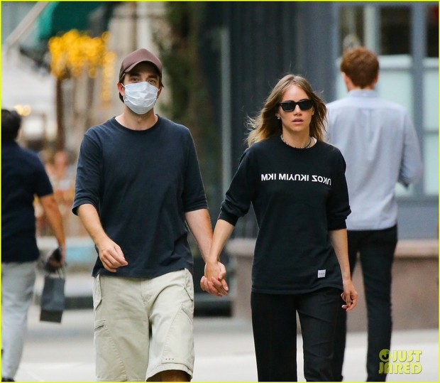 Robert Pattinson giảm cân rõ rệt khi đi mua sắm cùng bạn gái xinh đẹp - Ảnh 3.