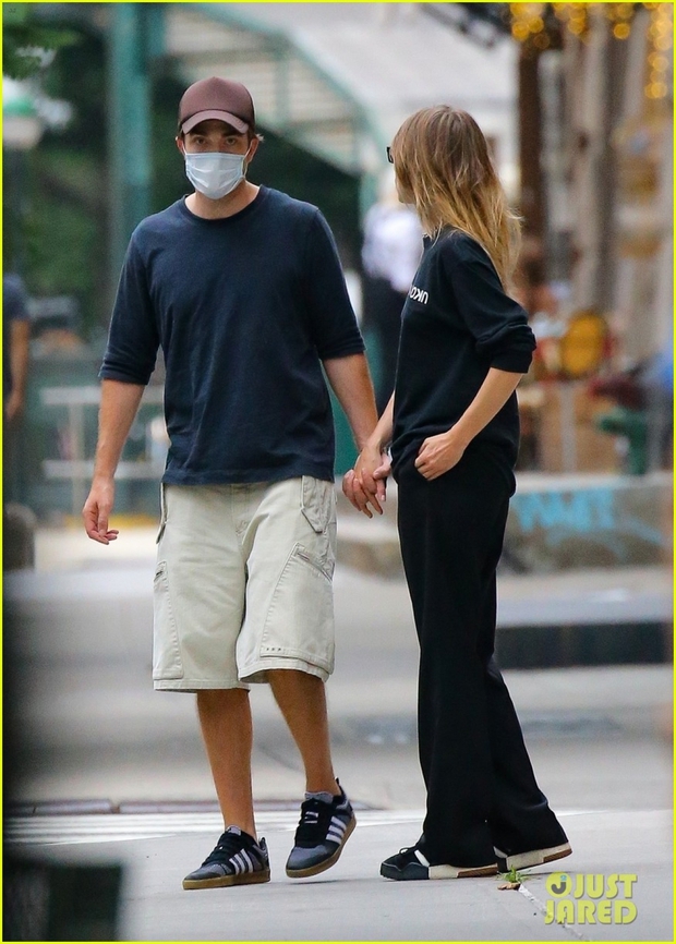 Robert Pattinson giảm cân rõ rệt khi đi mua sắm cùng bạn gái xinh đẹp - Ảnh 4.