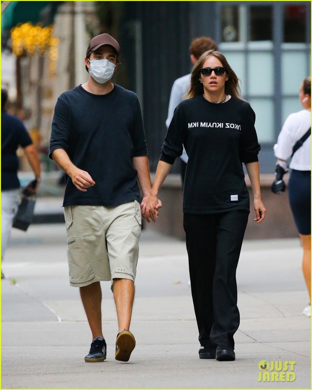 Robert Pattinson giảm cân rõ rệt khi đi mua sắm cùng bạn gái xinh đẹp - Ảnh 6.