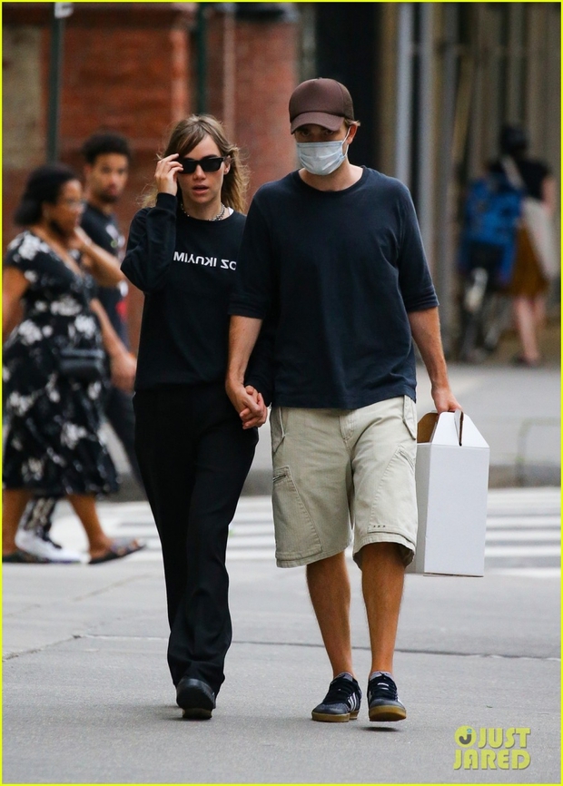 Robert Pattinson giảm cân rõ rệt khi đi mua sắm cùng bạn gái xinh đẹp - Ảnh 7.