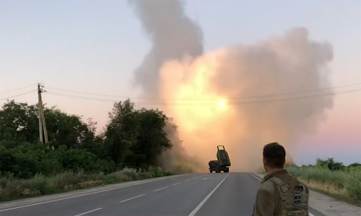 Khoảnh khắc pháo phản lực Mỹ khai hỏa ở Ukraine