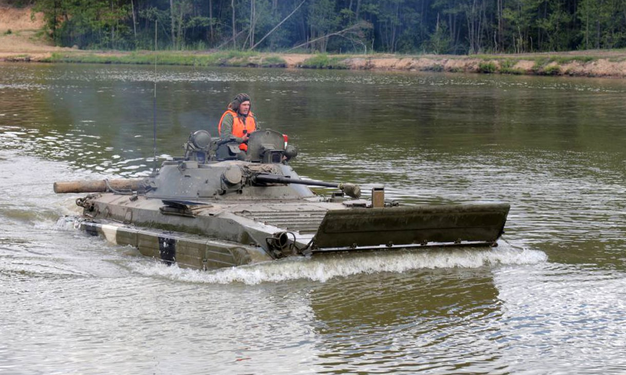 Thiết giáp Belarus diễn tập vượt sông trong ảnh công bố ngày 11/7. Ảnh: BQP Belarus.