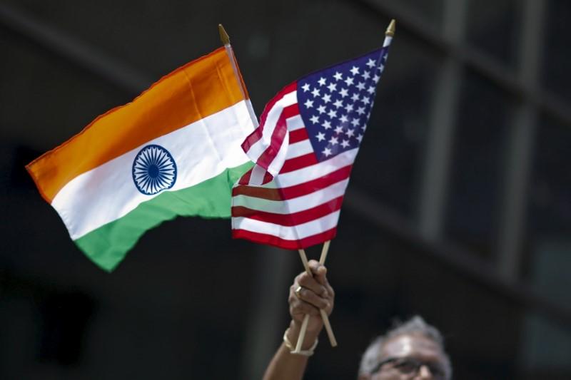 Người đàn ông cầm cờ Mỹ và Ấn Độ tại New York hồi tháng 8/2015. Ảnh: Reuters.