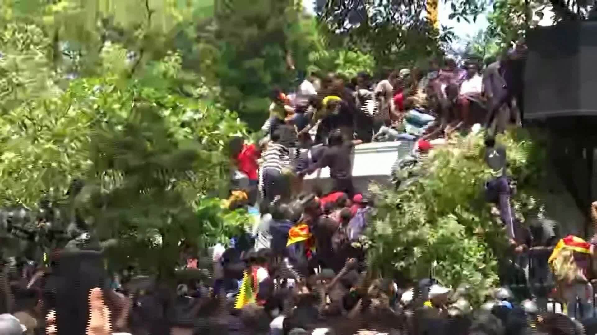 Người biểu tình Sri Lanka xông vào văn phòng thủ tướng