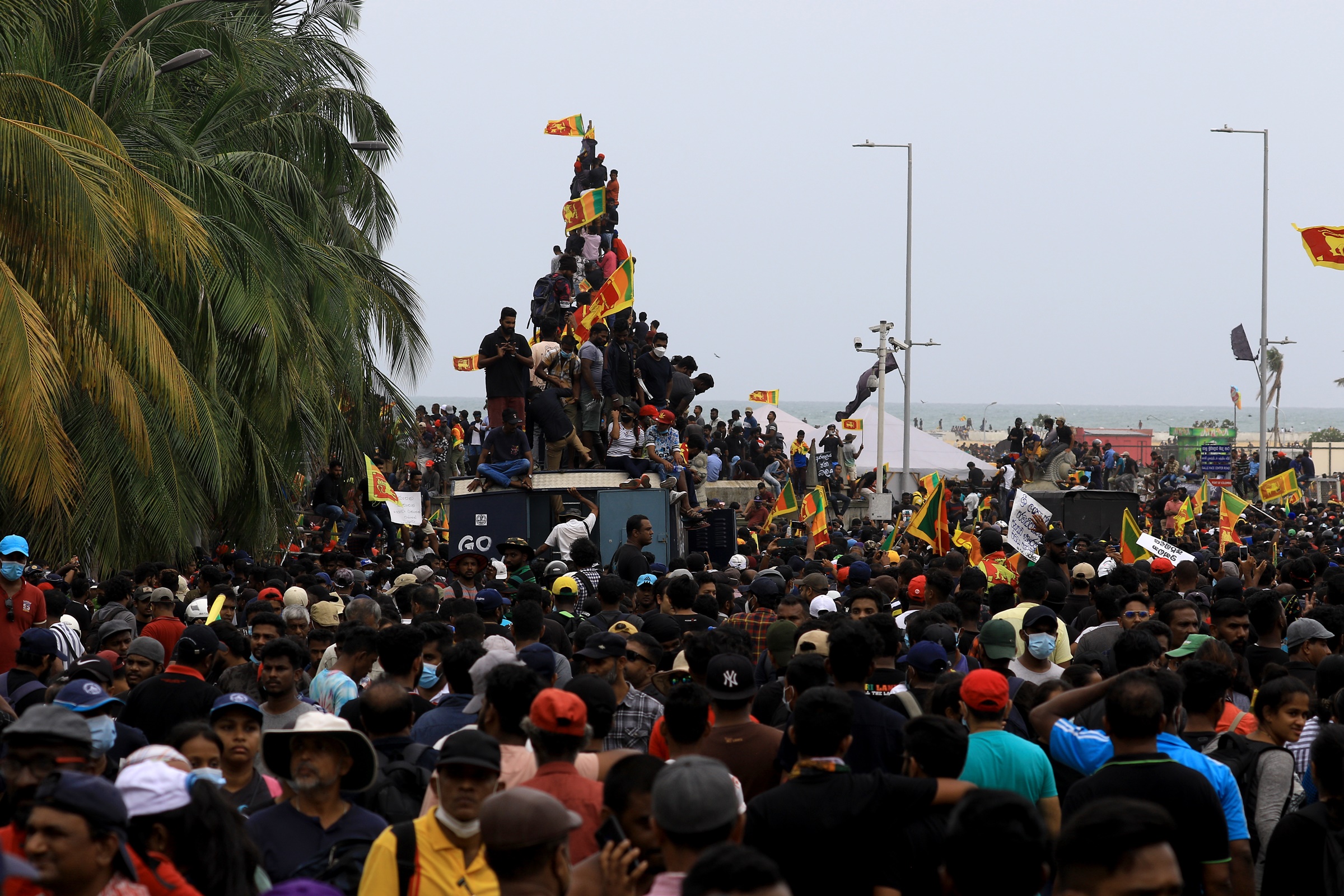 Sri Lankan anti-government protesters break down the gates in the road that leads to presidents official residence during a protest demanding president and prime minister to step down near presidents residence at Colombo, Sri Lanka. 9 July 2022 (Photo by Tharaka Basnayaka/NurPhoto)NO USE FRANCE