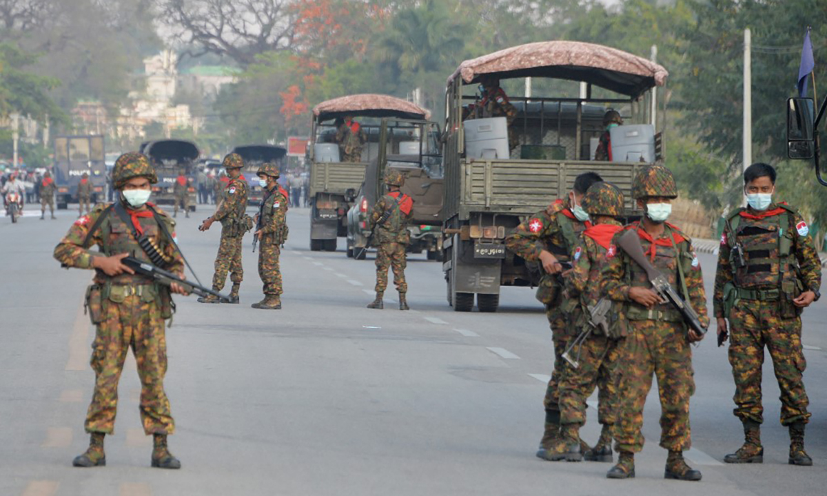 Binh sĩ Myanmar thực hiện nhiệm vụ trên đường phố hồi tháng 2/2021. Ảnh: AFP.