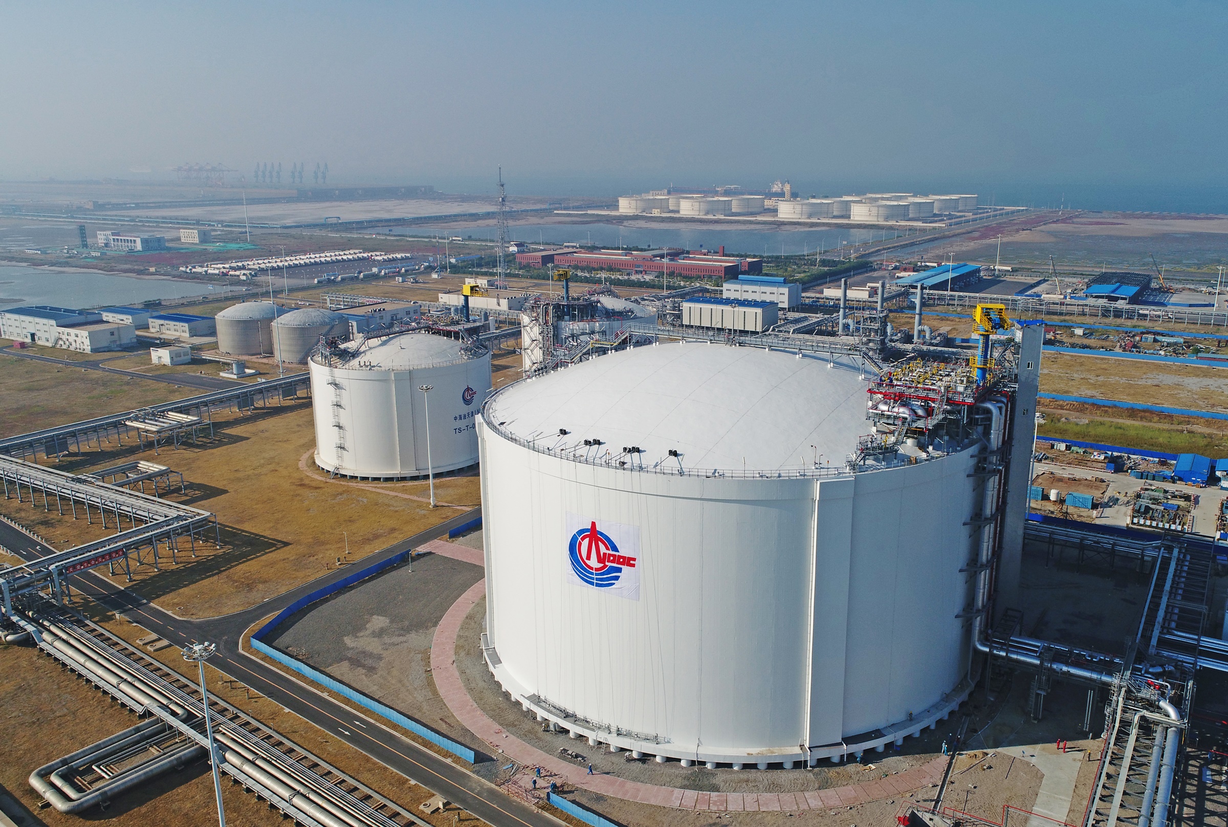 Một cơ sở lưu trữ khí tự nhiên hóa lỏng của Tập đoàn Dầu khí Hải dương Trung Quốc (CNOOC) ở thành phố Thiên Tân, Trung Quốc, ngày 12/10/2018. Ảnh: Reuters.
