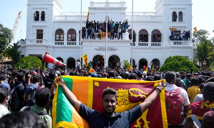 Người biểu tình bao vây phủ thủ tướng Sri Lanka ở thủ đô Colombo ngày 13/7. Ảnh: AP.