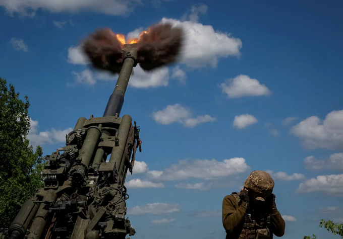 Binh sĩ Ukraine khai hỏa lựu pháo M-777 do Mỹ viện trợ ở Donetsk ngày 6/6. Ảnh: Reuters.