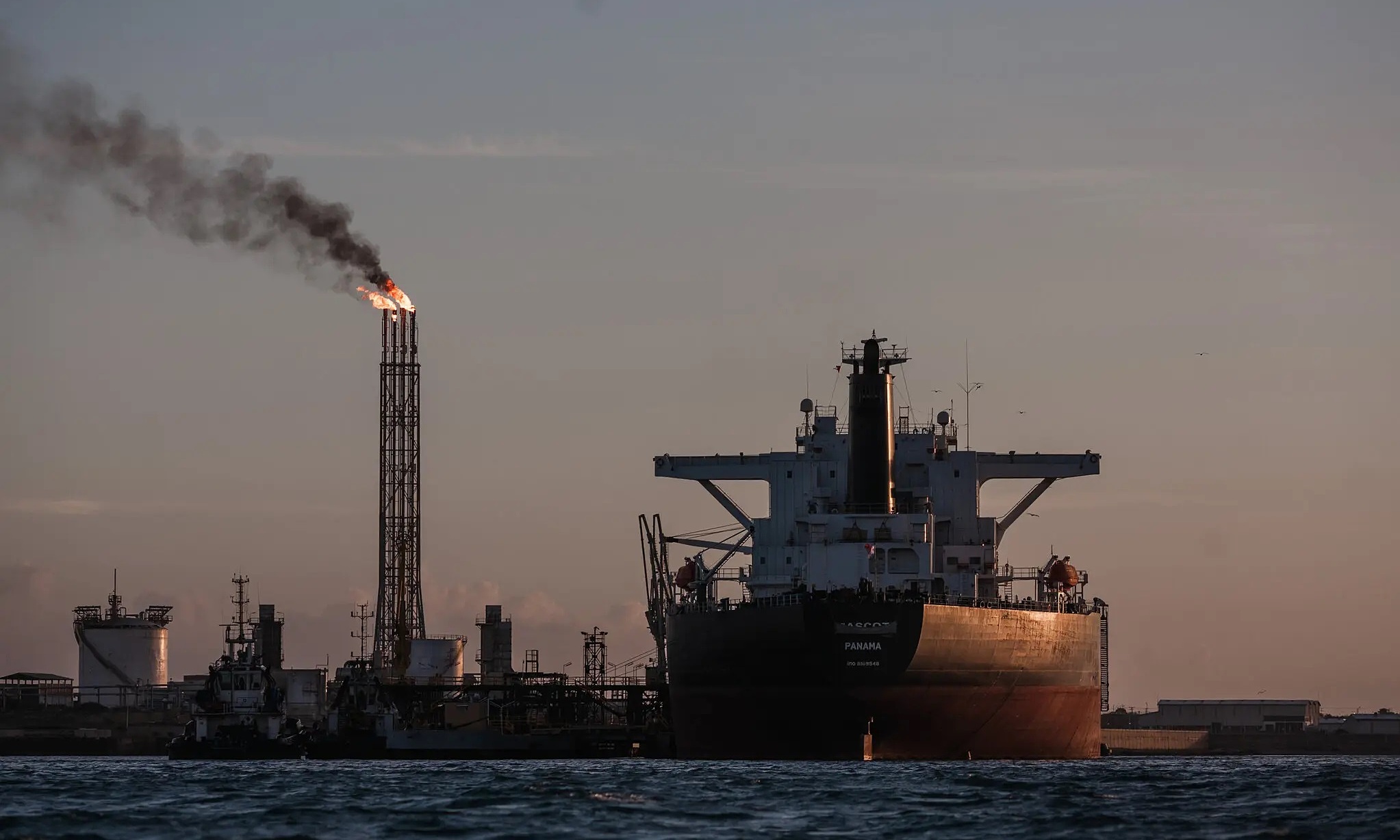 Một tàu chở dầu neo đậu tại cảng ở Venezuela năm 2021. Ảnh: NY Times.