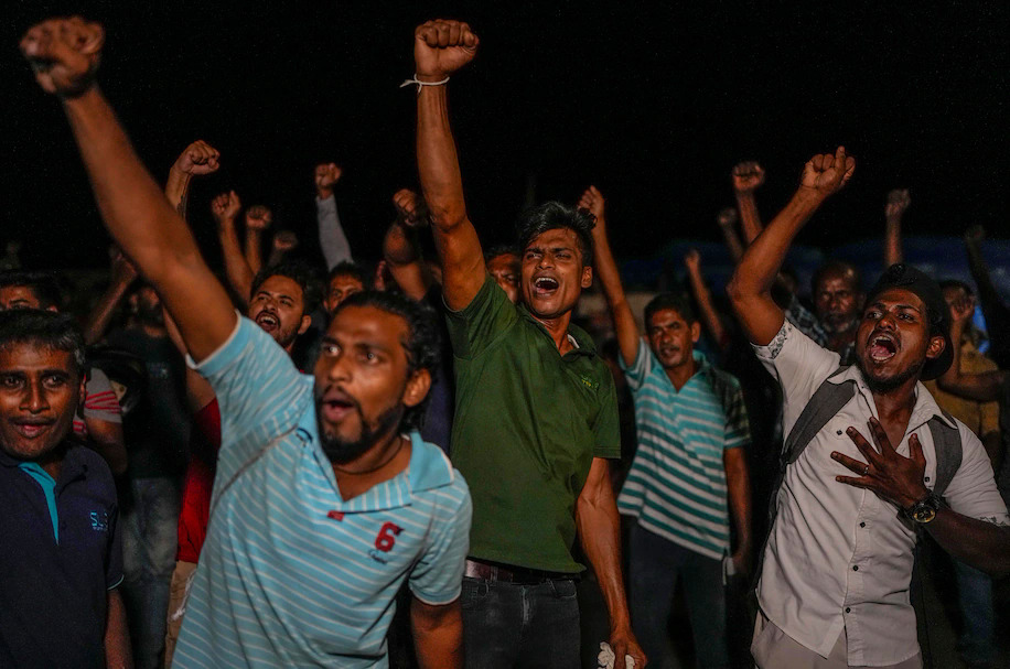 Người biểu tình Sri Lanka ăn mừng trên đường phố thủ đô Colombo. Ảnh: AP.