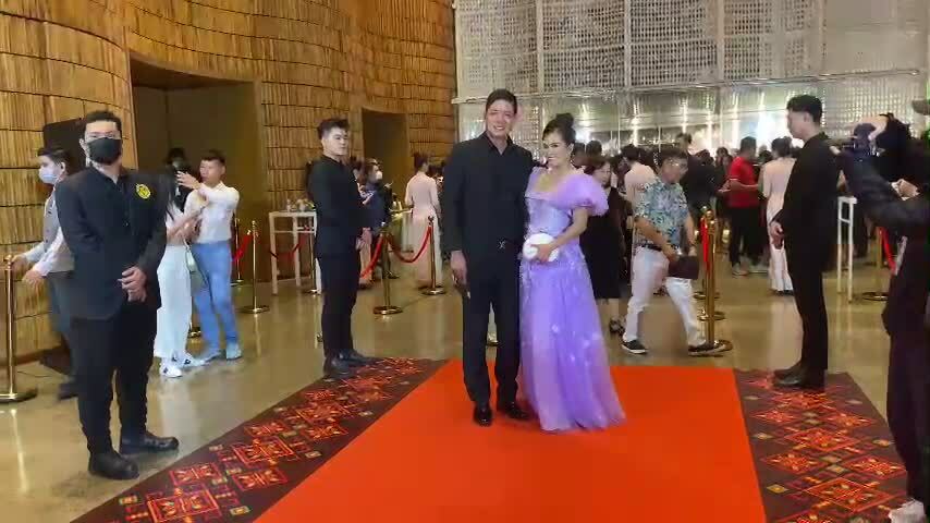 Vợ chồng Bình Minh trên thảm đỏ Hoa hậu các Dân tộc Việt Nam