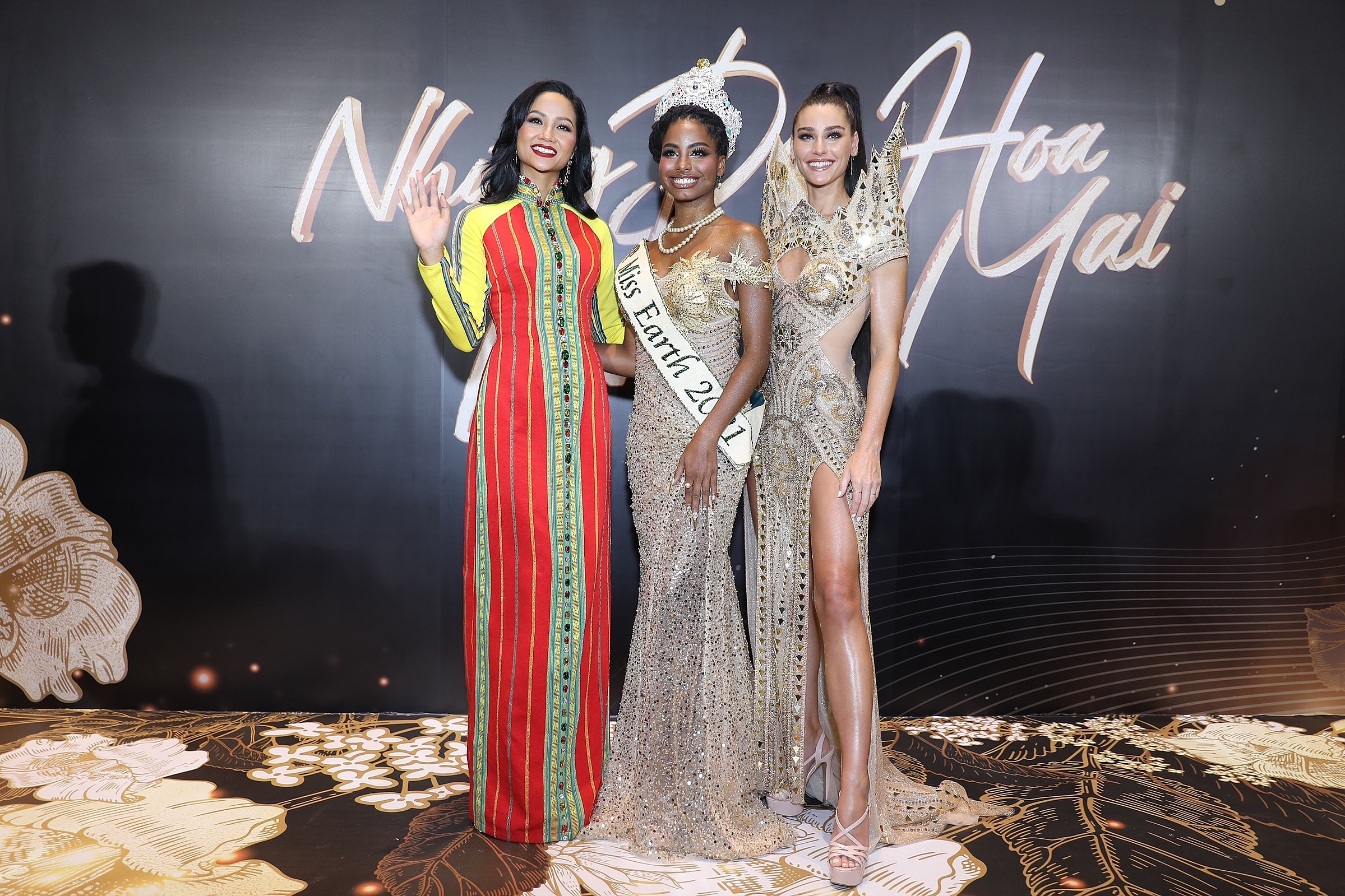 Top 5 Miss Universe đọ vóc dáng với Lindsey Coffey (phải) và Destiny Wagner (giữa) - Miss Earth năm 2020, 2021. Hai người đẹp quốc tế đến Việt Nam những ngày qua, đồng hành cùng cuộc thi và thí sinh.
