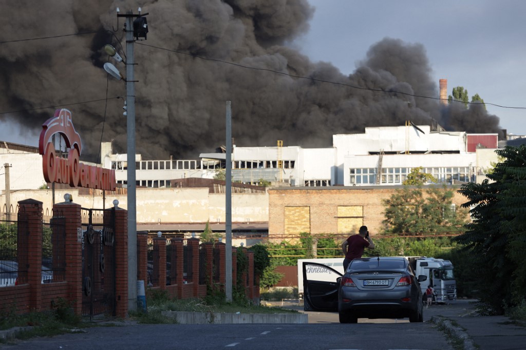 Một nhà máy trong thành phố Odessa, phía nam Ukraine, bốc cháy sau khi trúng tập kích bằng tên lửa vào ngày 16/7. Ảnh: AFP.