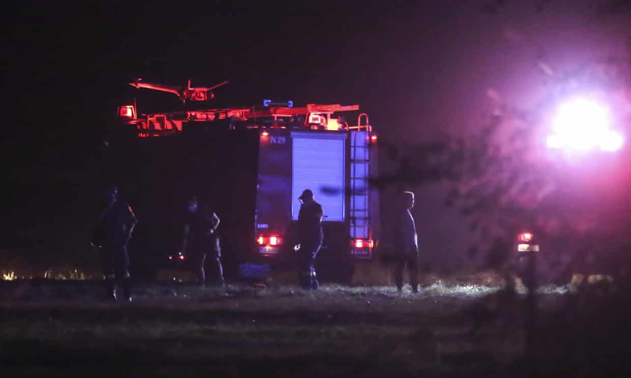 Xe cứu hỏa được điều động đến hiện trường vụ rơi máy bay phía bắc Hy Lạp đêm 16/7. Ảnh: AP.
