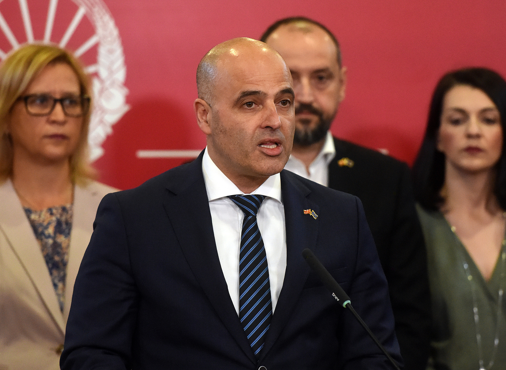 Thủ tướng Bắc Macedonia Dimitar Kovacevski (giữa) phát biểu trong cuộc họp báo ở thủ đô Skopje, ngày 16/7. Ảnh: AFP.