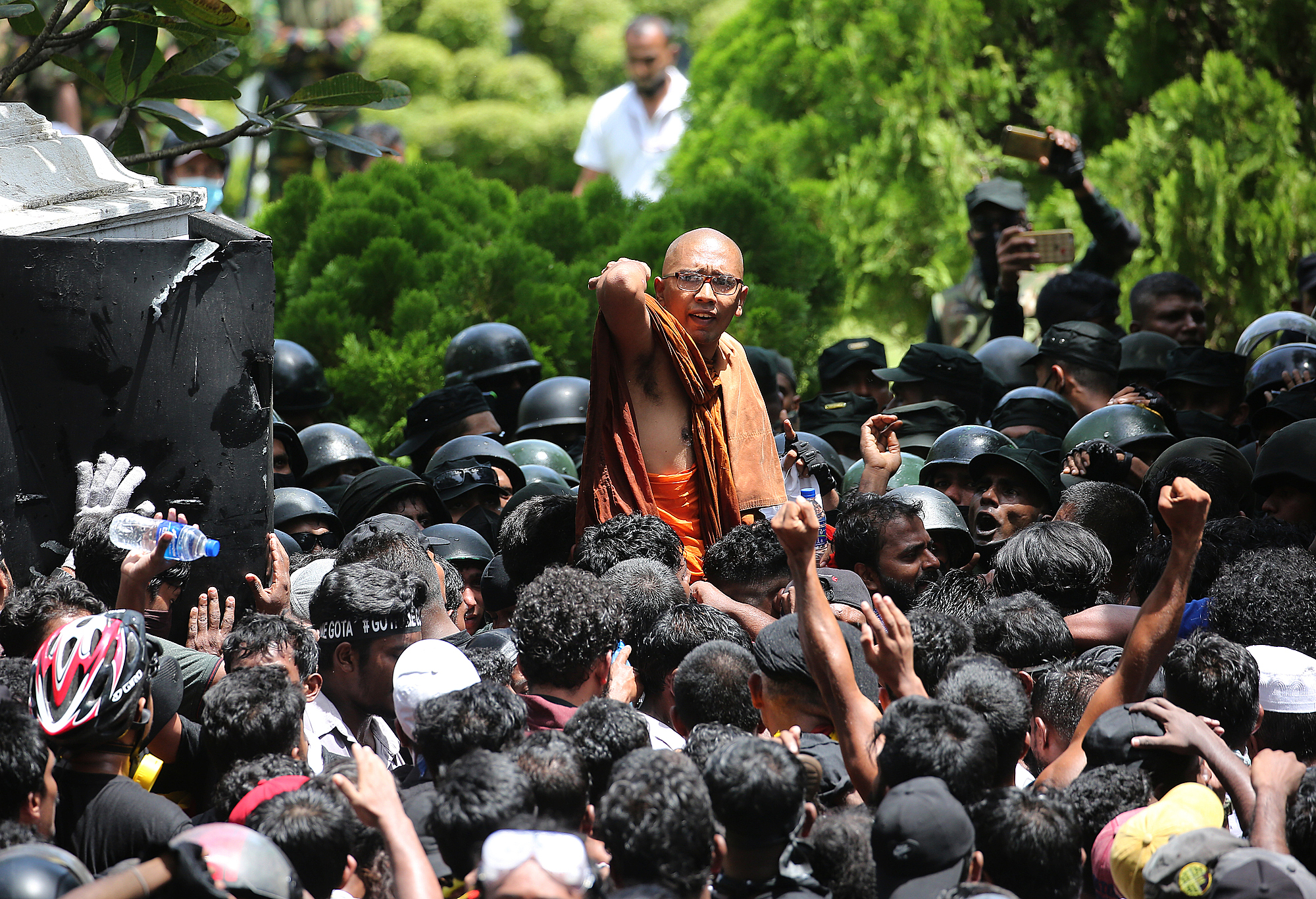 Người biểu tình xông vào Văn phòng Thủ tướng ở Colombo, thủ đô Sri Lanka, ngày 13/7, yêu cầu Ranil Wickremesinghe từ chức, sau khi Tổng thống Gotabaya Rajapaksa tháo chạy khỏi đất nước. Ảnh: AFP.