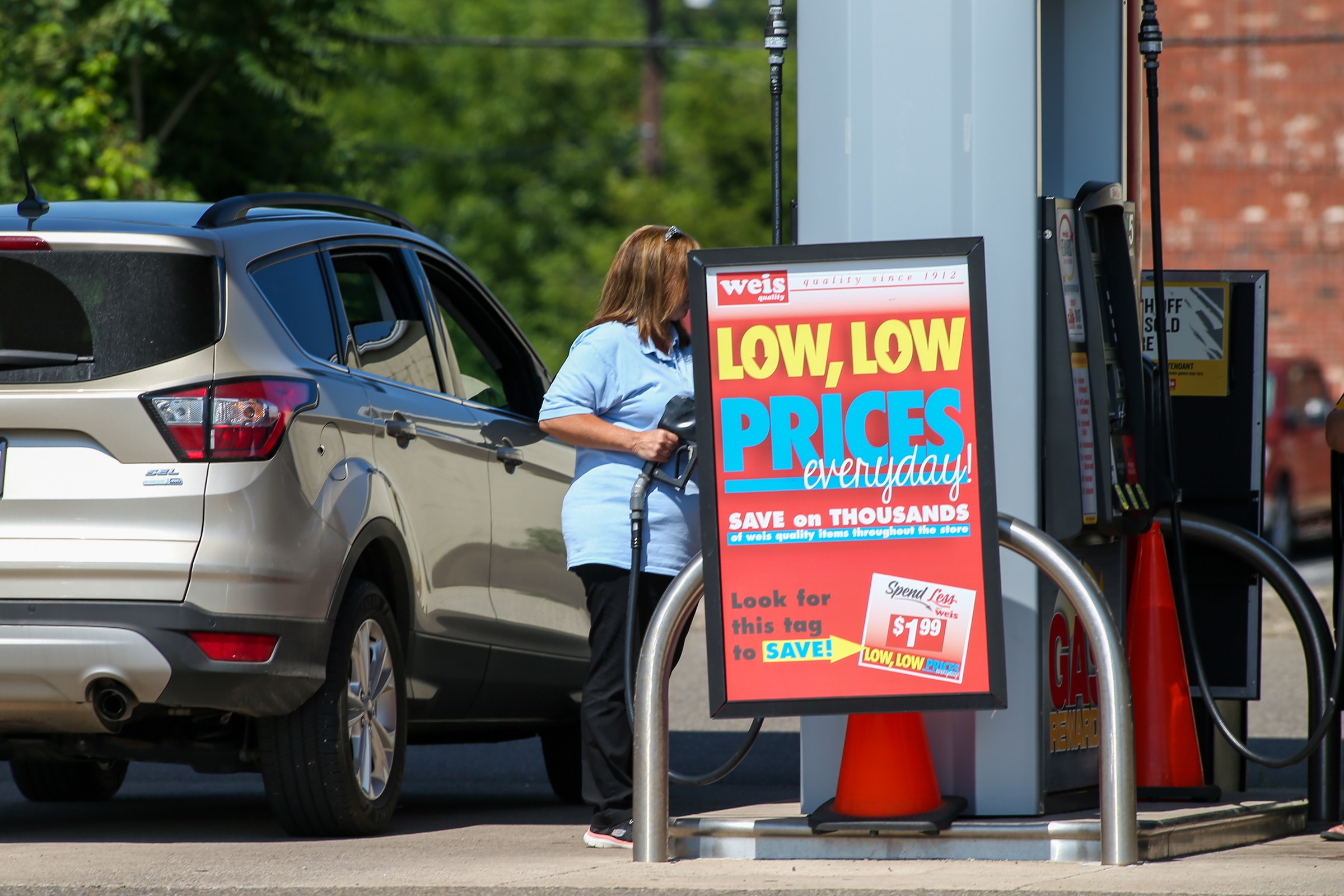 A woman pumps gas at a Weis Gas n Go in Bloomsburg, Pennsylvania, on July 15, 2022. The U.S. Bureau of Labor Statistics reported that the consumer price index increase 9.1% from a year ago in June. (Photo by Paul Weaver/Sipa USA)No Use Germany.