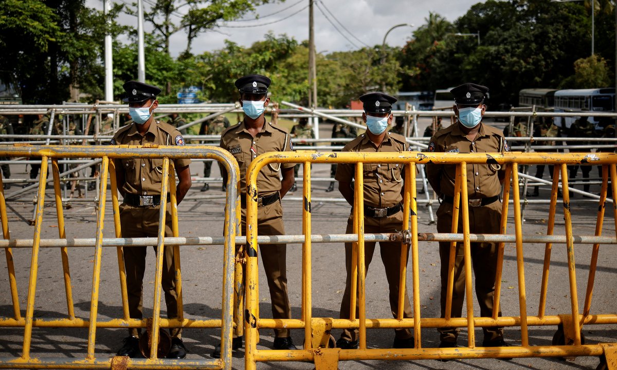 Lực lượng an ninh bên ngoài tòa nhà quốc hội Sri Lanka hôm 16/7. Ảnh: Reuters.