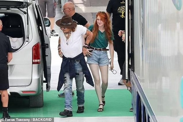 Johnny Depp dẫn gái lạ đến buổi diễn tập, mỹ nhân tóc đỏ hút hồn với đôi chân thon nuột - Ảnh 5.