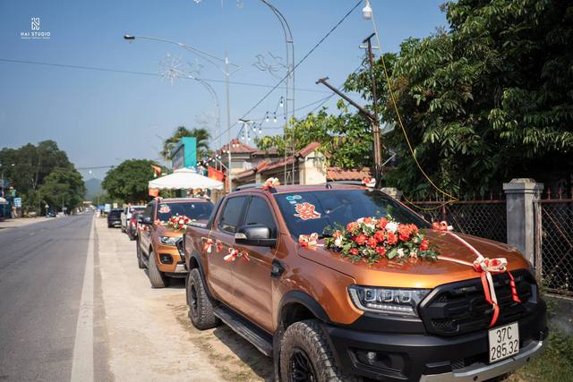 Đám cưới 30 xe bán tải rước dâu ở Nghệ An: Bố mẹ chồng lên ý tưởng độc đáo  - Ảnh 1.