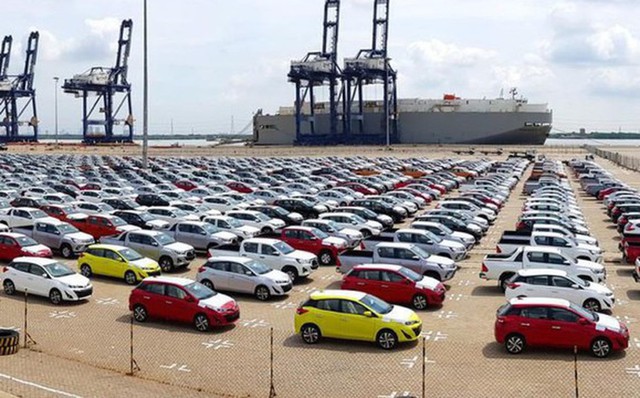Ô tô nhập khẩu về Việt Nam giảm mạnh, giá tăng hàng nghìn USD/chiếc - Ảnh 1.
