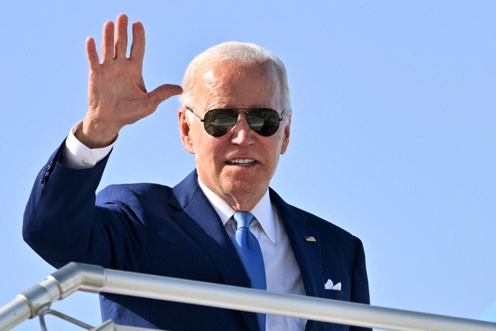 Tổng thống Mỹ Joe Biden lên chuyên cơ tại Jeddah, Arab Saudi, ngày 16/7, kết thúc chuyến công du Trung Đông. Ảnh: AFP