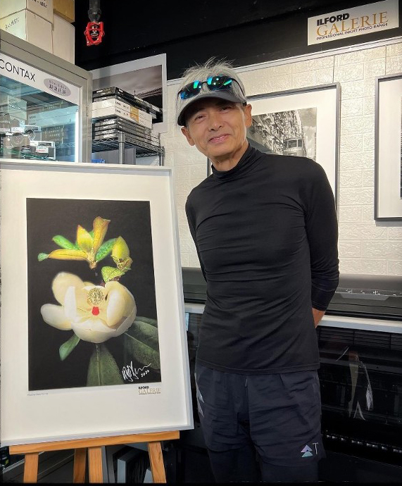 Theo HK01, nghệ sĩ 67 tuổi đang chuẩn bị cho triển lãm ảnh tại Hong Kong vào tháng 8. Lần thứ ba ông triển lãm tác phẩm của mình.