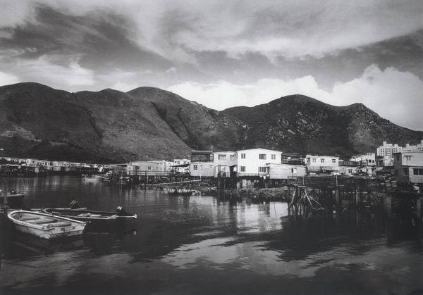 Bức Làng chài. Ông sinh ra và lớn lên ở làng chài ở đảo đảo Nam Nha (Lamma Island), Hong Kong. Hồi nhỏ, cha ông đi biển hai năm mới về nhà một lần. Mẹ Châu Nhuận Phát - Trần Lệ Phương - trồng rau, nuôi gà lợn, chăm sóc con. Mẹ của ông mất năm 2020.