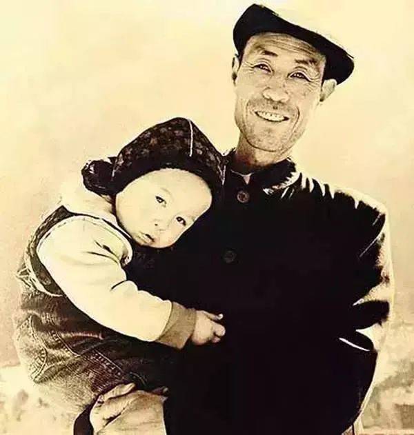 Tài tử thường chụp những khoảnh khắc trên phim trường để lưu kỷ niệm. Bức người đàn ông và em bé được tài tử chụp trên trường quay The Children of Huang Shi năm 2007.