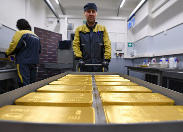Những thỏi vàng nguyên chất tại một nhà máy kim loại ở thành phố Krasnoyarsk, Siberia, Nga hồi tháng 3. Ảnh: Reuters.
