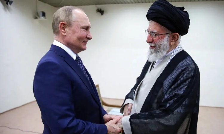 Lãnh tụ tối cao Iran Ayatollah Ali Khamenei (phải) tiếp Tổng thống Nga Vladimir Putin tại Tehran ngày 19/7. Ảnh: AFP.