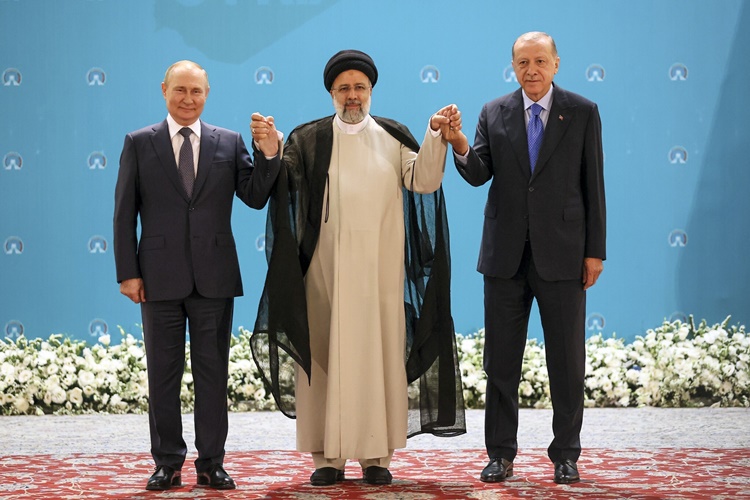 Tổng thống Nga Vladimir Putin (trái), Tổng thống Iran Ebrahim Raisi (giữa) và Tổng thống Thổ Nhĩ Kỳ Recep Tayyip Erdogan chụp ảnh chung tại Cung điện Saadabad ở Tehran ngày 19/7. Ảnh: AP.