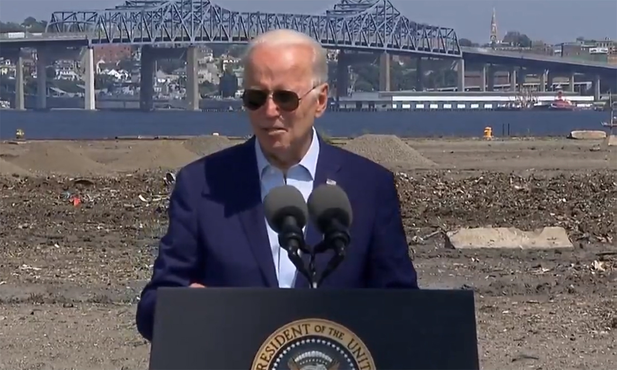 Ông Biden nói bị 'ung thư' vì nhà máy lọc dầu