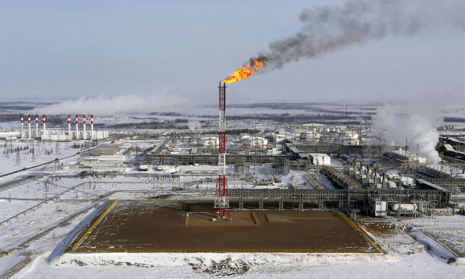 Tháp đốt khí đồng hành ở mỏ dầu Vankorskoye thuộc sở hữu của Rosneft gần thành phố Krasnoyarsk, Nga tháng 3/2015. Ảnh: Reuters.