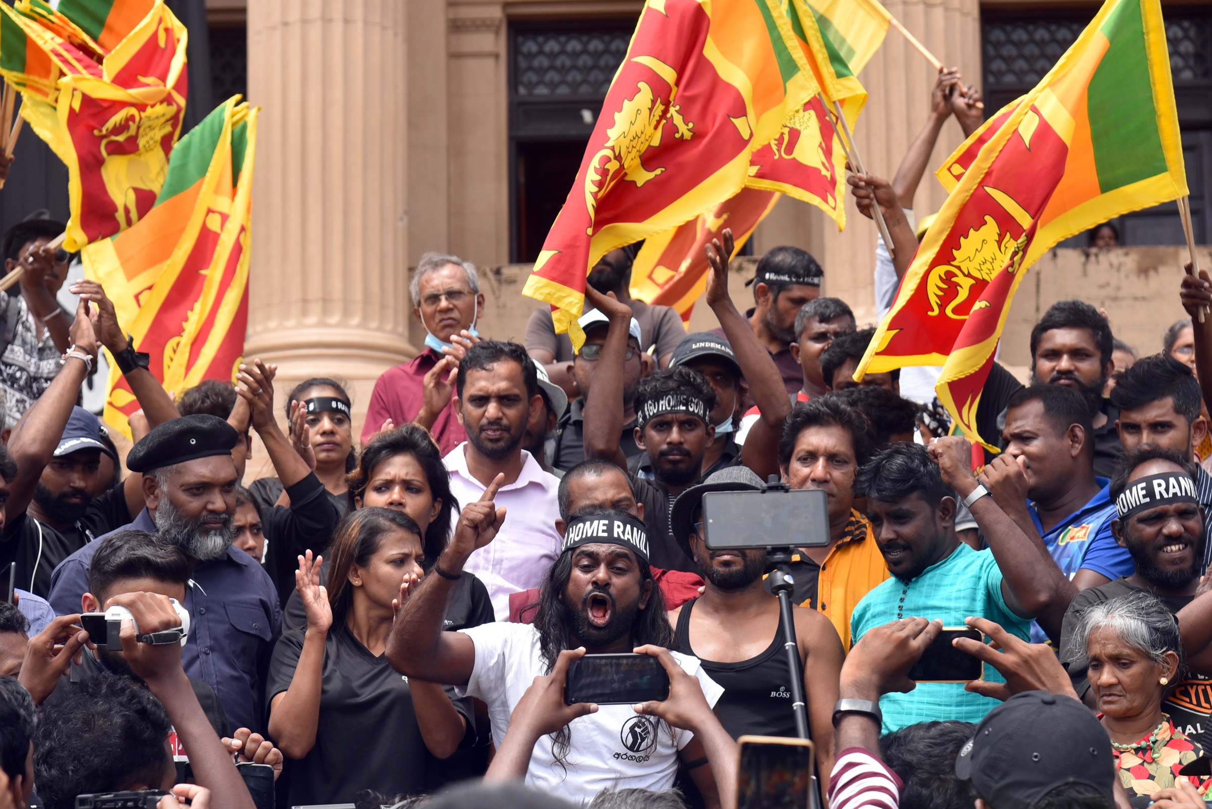 Người biểu tình phản đối quốc hội Sri Lanka bầu ông Ranil Wickremesinghe làm tổng thống ở Colombo, ngày 20/7. Ảnh: Reuters.