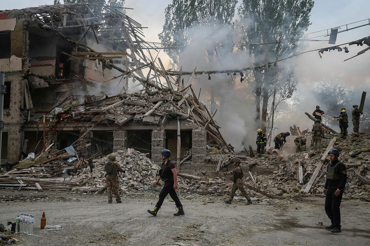 Lực lượng cứu hộ làm việc tại trường học bị hư hại do giao tranh ở thành phố Kramatorsk, tỉnh Donetsk, miền đông Ukraine ngày 21/7. Ảnh: Reuters.