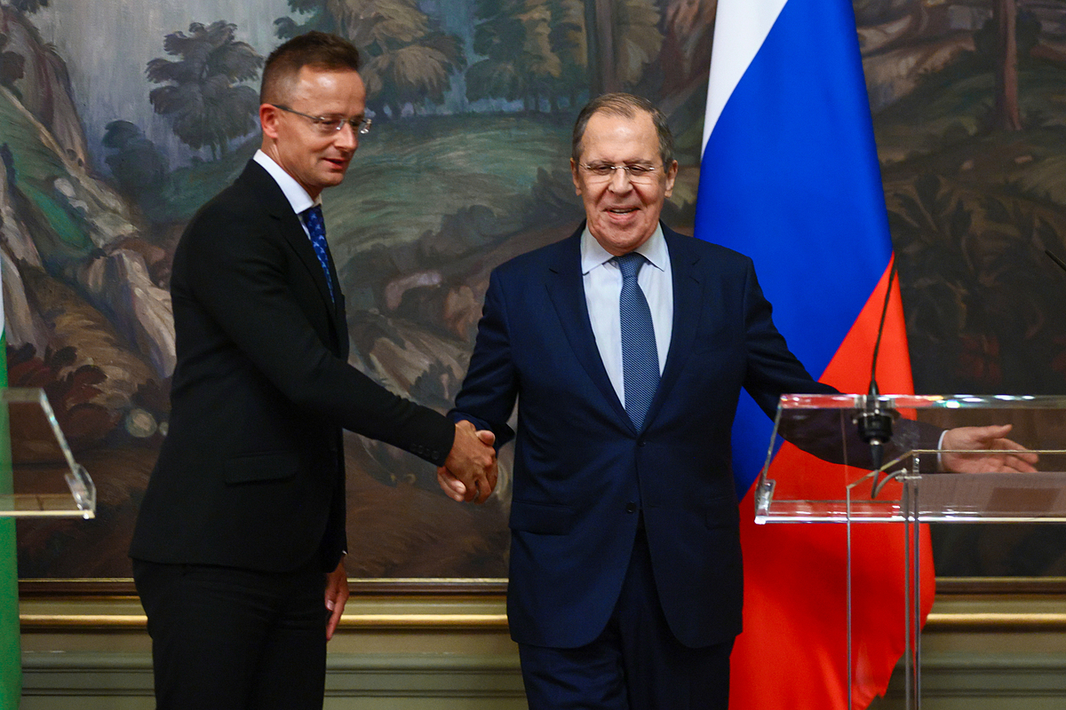Ngoại trưởng Nga Sergey Lavrov (phải) và Ngoại trưởng Hungary Peter Szijjarto bắt tay cuối buổi họp báo chung ở Moskva ngày 21/7. Ảnh: AFP.