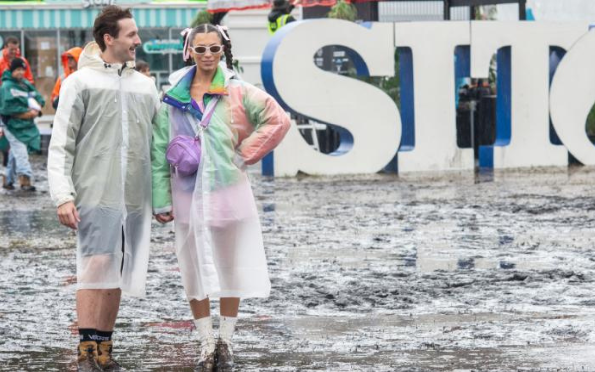 Hai khán giả mặc áo mưa tại địa điểm diễn ra Splendour in the Grass, sự kiện âm nhạc lớn nhất Australia, ngày 22/7. Ảnh: CNN.