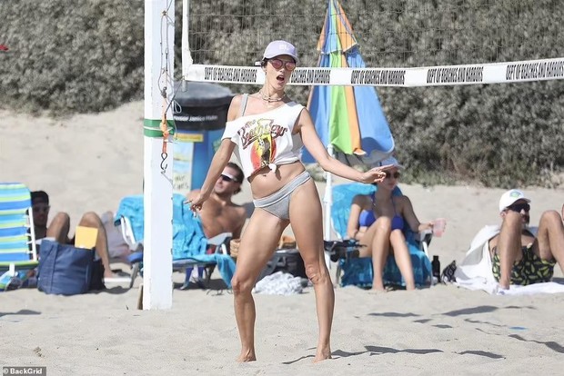 Thiên thần nội y Brazil sexy hết nấc với bikini, vừa chơi bóng chuyền vừa phiêu trên bãi biển - Ảnh 9.