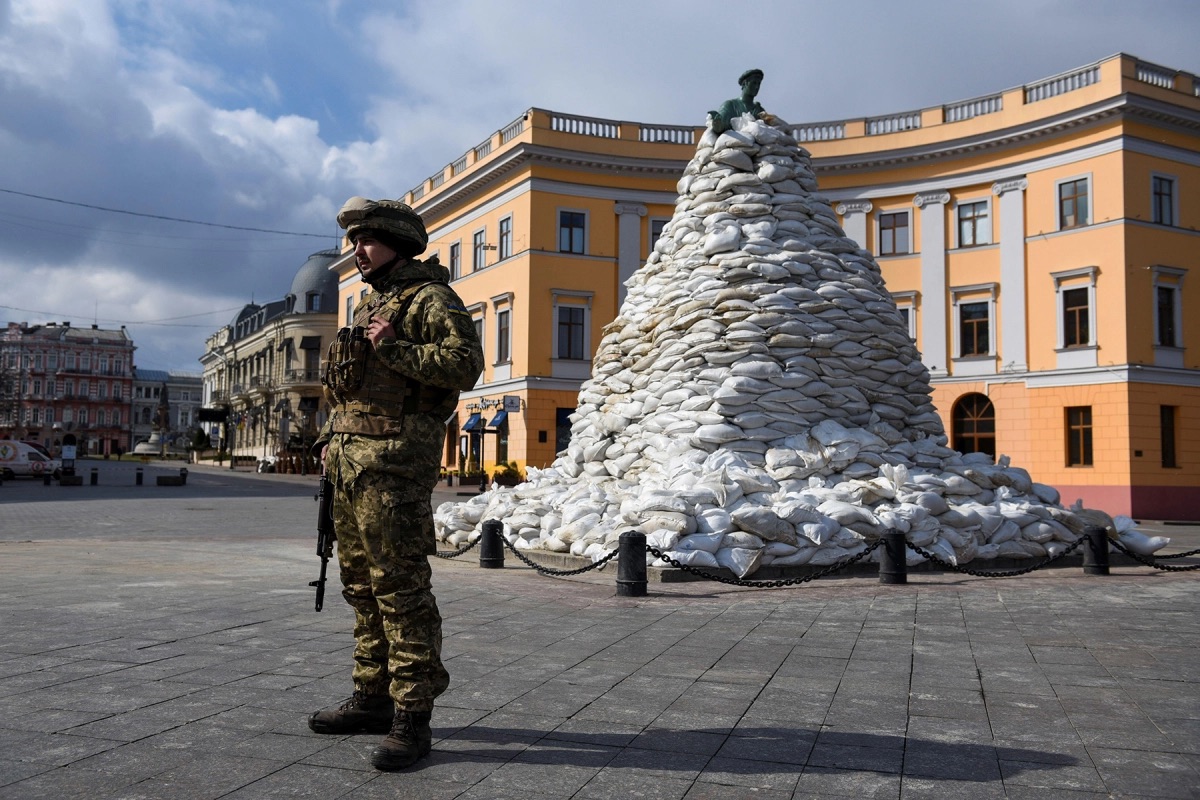 Người lính Ukraine canh gác tại một tượng đài được bảo vệ bằng bao cát tại thành phố cảng Odessa của Ukraine vào tháng 3. Ảnh: Reuters.