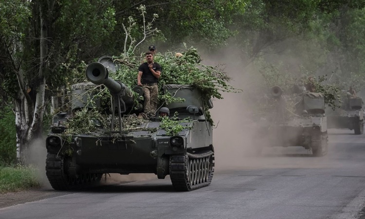 kBinh sĩ Ukraine điều khiển pháo tự hành ở vùng Donetsk. Ảnh: Reuters.